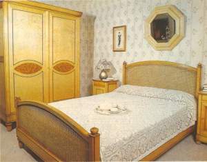 Spálňa, koniec postele z Thonetu.