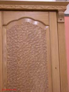 drevorezba a vyrezávané lišty na dverách.